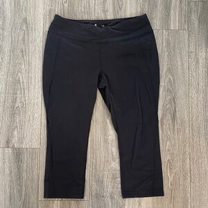 Lucy Black Capri Leggings